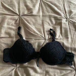 Black lace bra size 75B or 34A